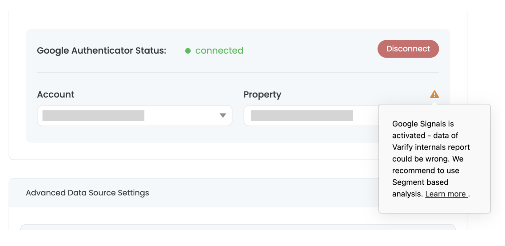 Ajustes de fuente de datos de Varify con la advertencia de que Google Signals está activo y se recomienda un análisis basado en segmentos