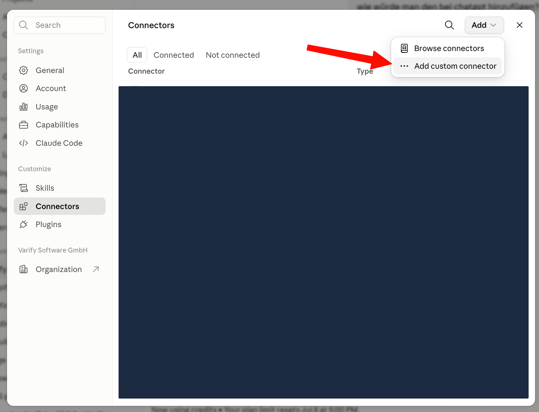 Claude settings, Connectors page; an arrow points at the menu entry „Add custom connector“.