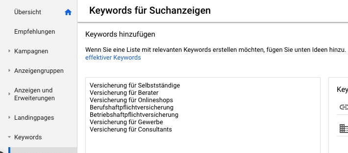 Google Ads screen „Keywords für Suchanzeigen“ with a list of insurance keywords such as „Versicherung für Selbstständige“ and „Berufshaftpflichtversicherung“