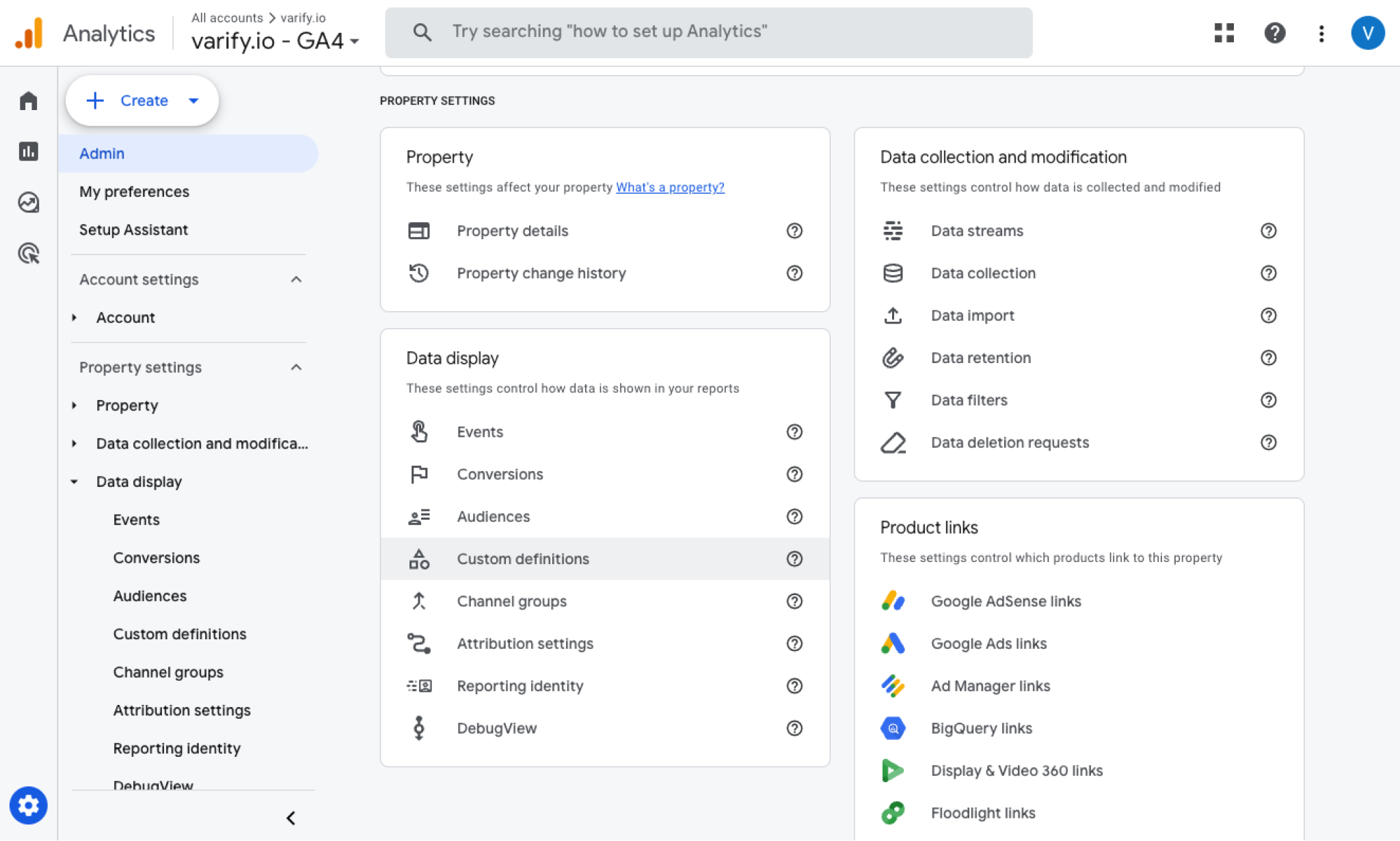 GA4 admin area with „Custom definitions“ selected under Data display.